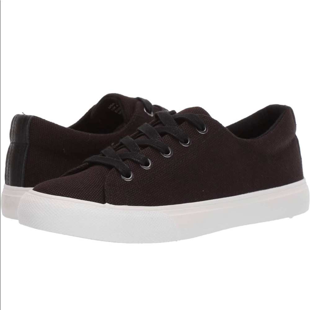 Black canvas sneakers 🖤